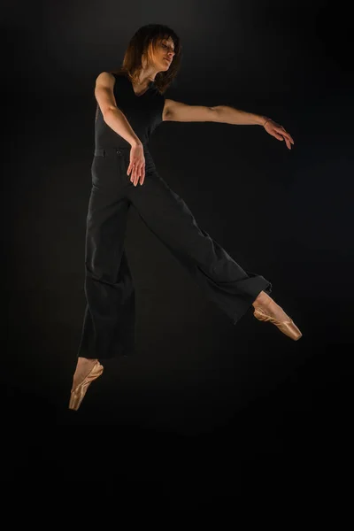 Ballerina Sta Facendo Salto Perfetto Balletto Mentre Perfetto Tenendo Sua — Foto Stock