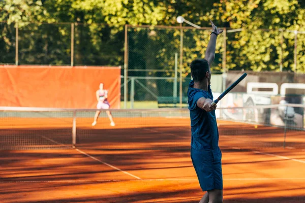 Bir Tenis Oyuncusunun Dikiz Aynasından Kilden Bir Kortta Hizmet Vermeye — Stok fotoğraf
