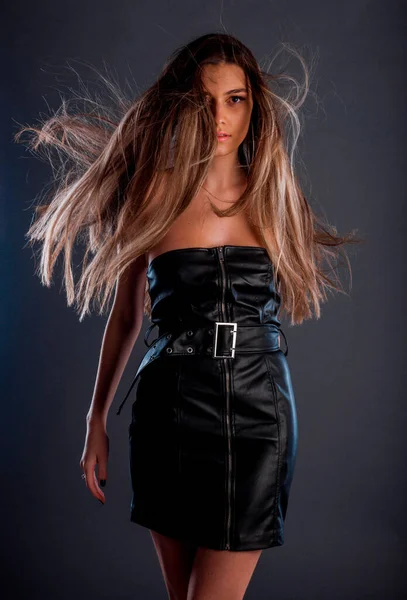 黒革のスタイリッシュな服を着た魅力的な若い女性の肖像画 — ストック写真