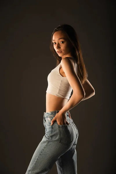Portret Van Sexy Jong Meisje Poseren Studio Grijze Achtergrond — Stockfoto