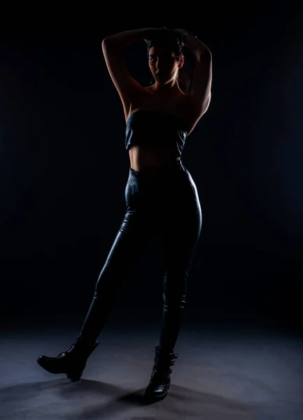 Silhouette Vonzó Lány Pózol Miközben Tartja Haját Stúdióban — Stock Fotó