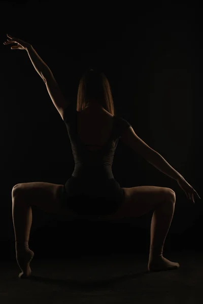 Jovem Bailarina Está Fazendo Uma Bela Pose Assimétrica Enquanto Agacha — Fotografia de Stock