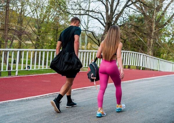 Läufer Die Freien Trainieren Stadtlauf Paar Joggt Draußen Stadtsporttraining Grünen — Stockfoto