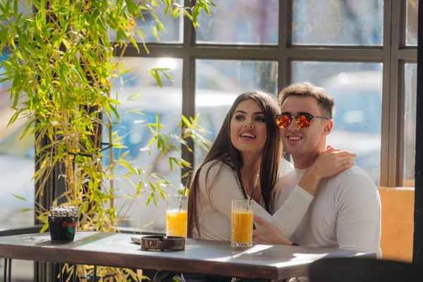 Casal Abraçando Curtindo Tempo Juntos Amantes Passar Tempo Qualidade Juntos — Fotografia de Stock