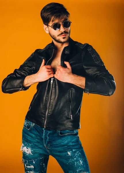 Body Shot Modelo Masculino Moda Posando Vestido Con Chaqueta Jeans — Foto de Stock