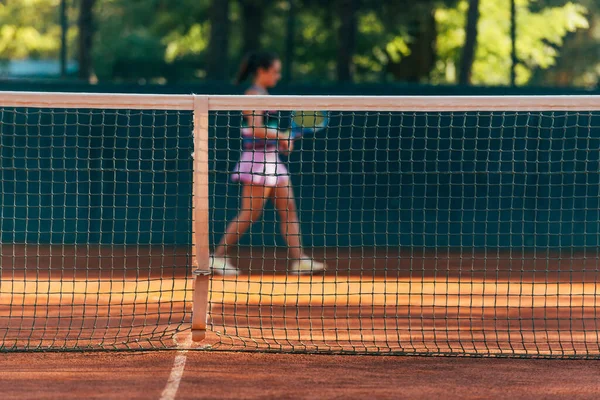 Hübsche Tennisspielerin Durchs Netz Beobachtet — Stockfoto