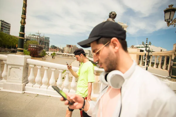 Dois Bonito Apto Masculino Friendsa Cruzando Ponte Juntos Enquanto Olhando — Fotografia de Stock