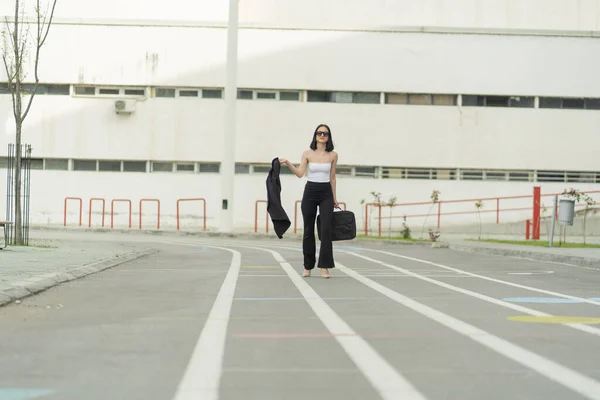 Mulher Negócios Atraente Bonita Está Posando Com Seu Casaco Laptopbag — Fotografia de Stock