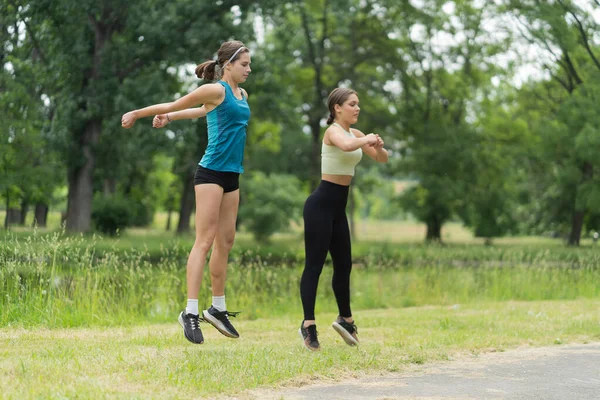 Deux Belles Attrayantes Filles Sautent Avant Leur Formation — Photo