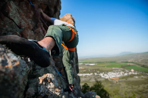Kendi Yolundan Ayağı Ile Alt Görünümü Plan Üzerinde Tırmanma Başlamak — Stok fotoğraf