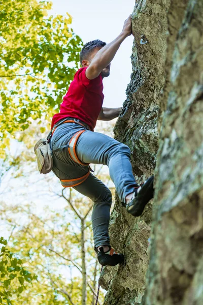 Man Reaching Grip While Rock Climbs Steep Cliff — Stock Photo, Image