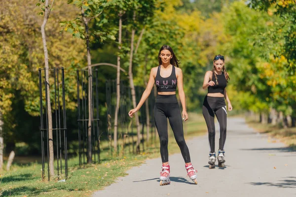 Pełne Ciało Portret Szczęśliwych Sportowców Rollerskating Parku Słoneczny Dzień — Zdjęcie stockowe