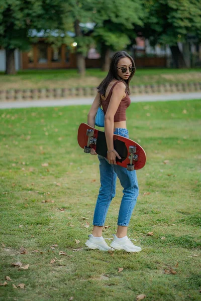 Menina Bonita Magra Está Posando Com Seu Skate Suas Mãos — Fotografia de Stock