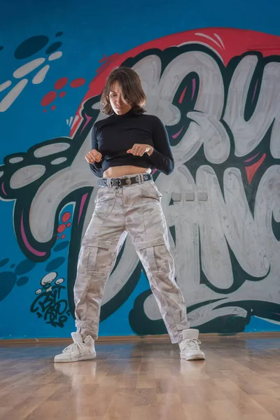 Breakdance Yapan Çekici Genç Bir Kadın Graffiti Arka Planı Üzerinden — Stok fotoğraf