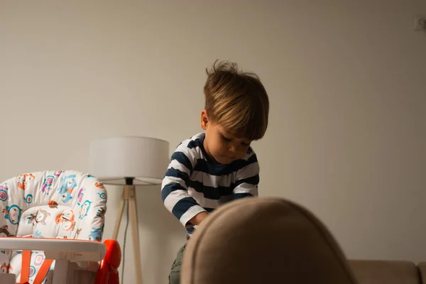 Söta Pojke Väntar Sin Lillasyster Att Komma Tillbaka Och Leka — Stockfoto