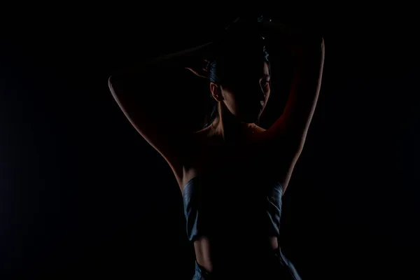 閉じるアップシルエットの魅力的な女の子ポルノのスタジオで黒の背景 — ストック写真