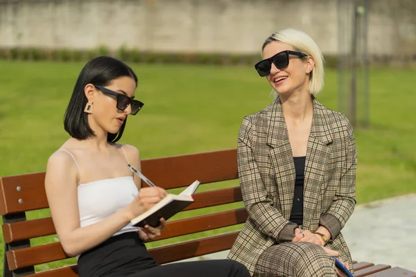 Duas Buisinesswomen Estão Sorrindo Falar Sobre Novos Planos Para Empresa — Fotografia de Stock