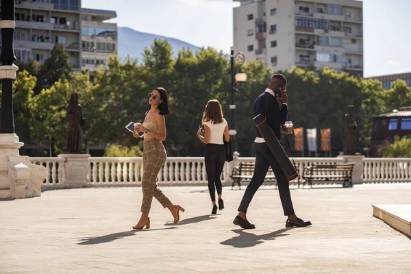 Drei Multiethnische Und Junge Geschäftsleute Gehen Spazieren Während Sie Eine — Stockfoto