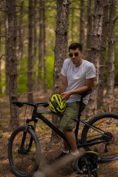 英俊而健康的男人骑自行车休息一下的画像 — 图库照片