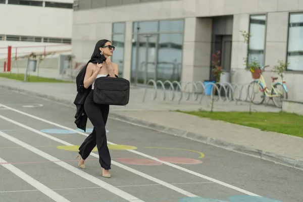 Atractiva Mujer Negocios Está Caminando Delante Empresa Tacones Altos — Foto de Stock