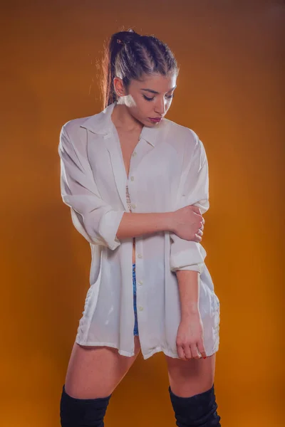 Mujer Joven Con Atuendo Elegante Con Una Camisa Transparente Lino —  Fotos de Stock