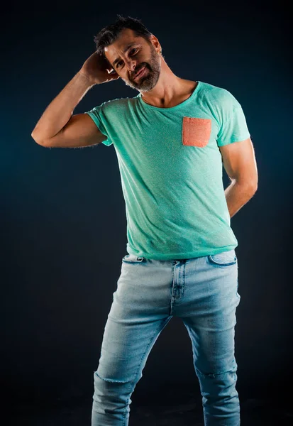 Studio Moda Portret Młodego Człowieka Niebieskich Dżinsach Zielony Shirt Kieszeni — Zdjęcie stockowe