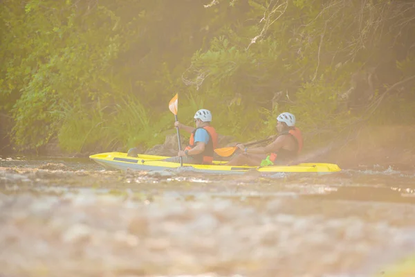 Hermosos Kayakistas Adultos Están Haciendo Kayak Mientras Enfocan Luz Del —  Fotos de Stock