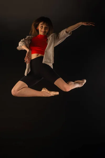 Ballerina Sta Ridendo Mentre Salta Posa Aria — Foto Stock