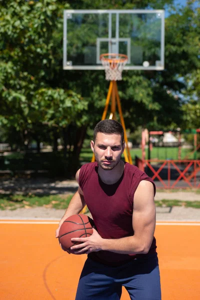 Porträtt Ung Basketspelare Gatuplan — Stockfoto