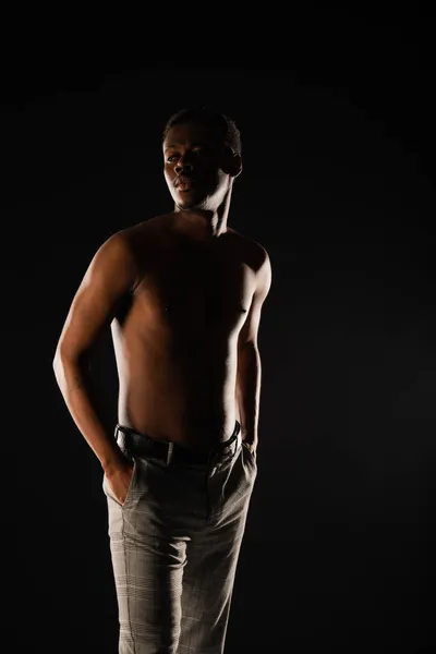 Silueta Joven Negro Posando Sobre Fondo Oscuro —  Fotos de Stock