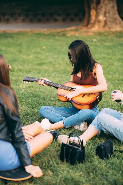 Attraktives Und Schönes Junges Mädchen Spielt Gitarre Für Ihre Freundinnen — Stockfoto