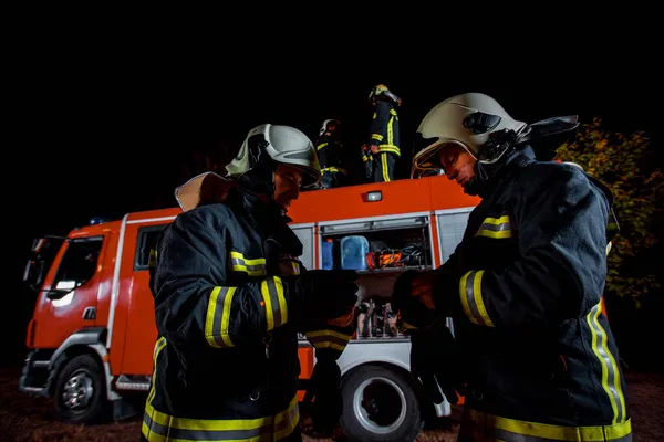 Bombeiros Equipados Com Equipamento Proteção Preparando Para Ação — Fotografia de Stock