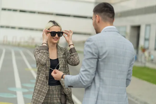 Duas Pessoas Negócios Vestidas Casuais Estão Falando Sua Pausa Trabalho — Fotografia de Stock
