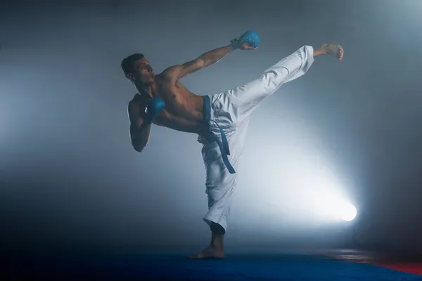 Karate Man Med Rött Bälte Poserar Mästare Världen Svart Bakgrund — Stockfoto