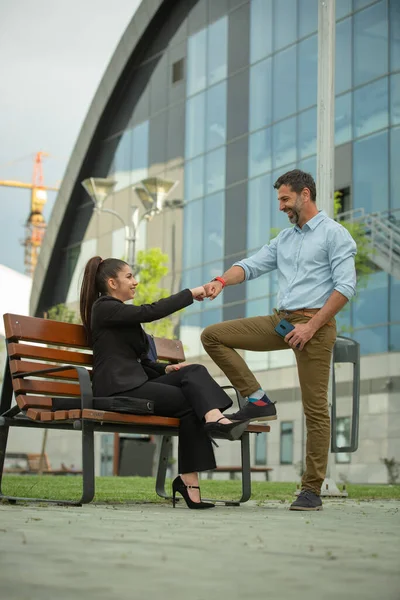 Due Uomini Affari Stanno Parlando Facendo Accordi Mentre Sono Pausa — Foto Stock