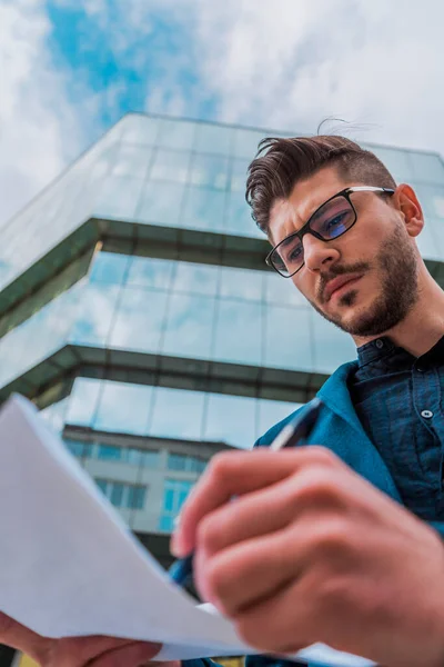 Primer Plano Del Empresario Escribiendo Papel Con Pluma Durante Firma — Foto de Stock