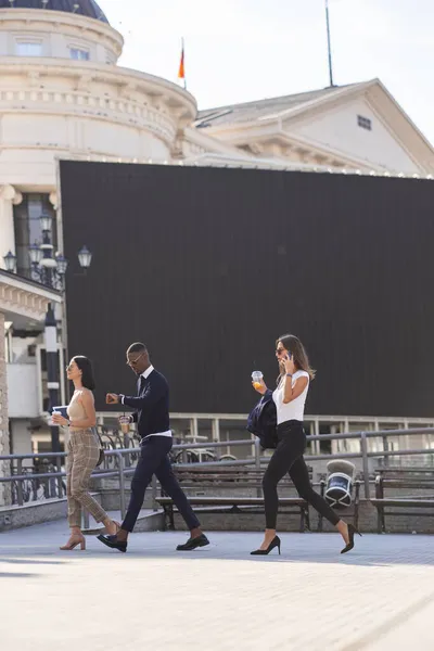 Tres Personas Negocios Multirraciales Están Caminando Rápido Mientras Chico Está — Foto de Stock