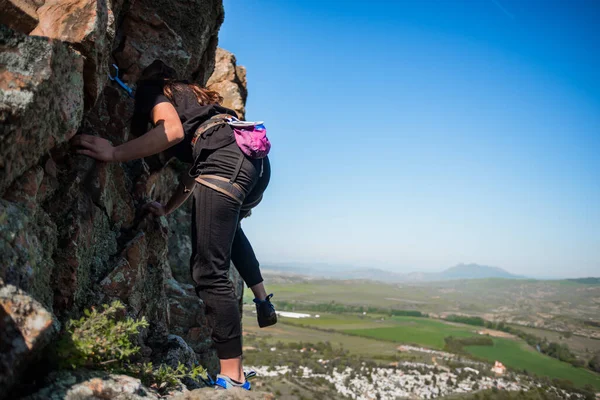 Genç Sevimli Bayan Tırmanıcı Kayalık Duvarda Çok Yönlü Rotayı Zora — Stok fotoğraf