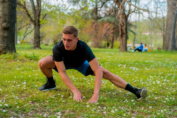 Jeune Homme Sportif Faisant Exercice Avant Courir Dans Champ Matin — Photo