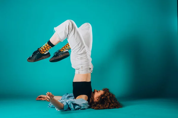 Tanzbewegungen Einer Akrobatischen Flexiblen Tänzerin Die Blauen Studio Tanzt — Stockfoto