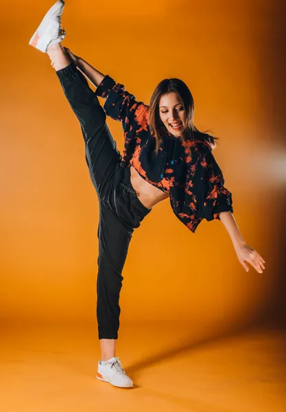 Fille Athlétique Flexible Lors Exercice Danse Intense Dans Studio Orange — Photo