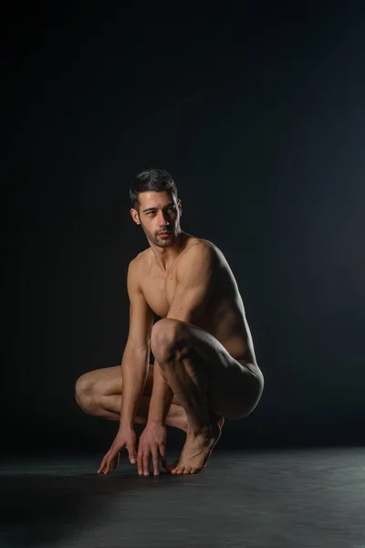Retrato Una Modelo Masculina Desnuda Posando Cuclillas Sobre Fondo Negro — Foto de Stock