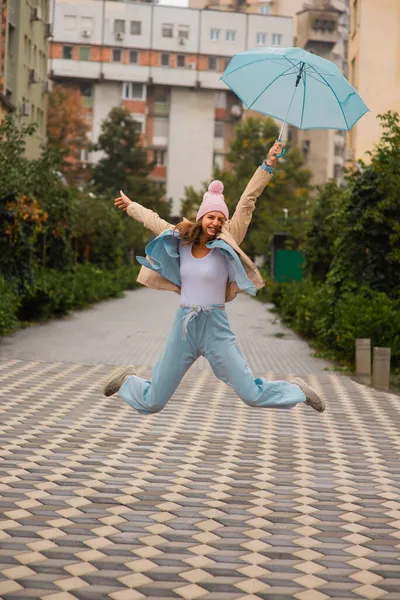 Schöne Und Attraktive Mädchen Springt Und Glücklich Sein Während Sie — Stockfoto