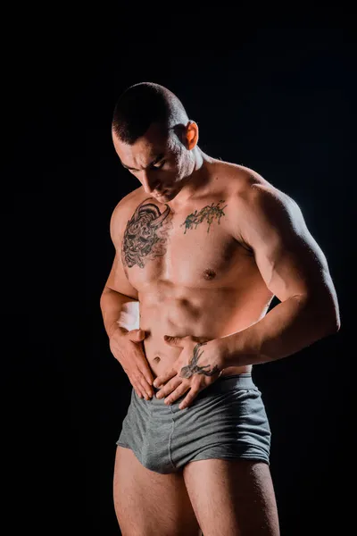 Muskulöser Mann Jeans Posiert Studio Auf Schwarzem Hintergrund — Stockfoto
