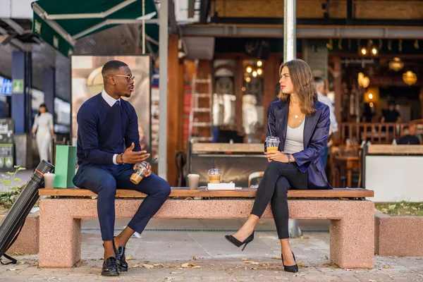 Two Business People Talking Front Cafe While Sitting Bench — Stock Photo, Image