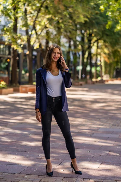 Empresária Atraente Bonita Está Sorrindo Falando Telefone Enquanto Espera Por — Fotografia de Stock