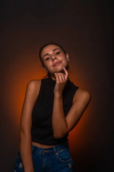 Attraktive Und Schöne Mädchen Lächelt Und Posiert Studio Mit Orangefarbenem — Stockfoto