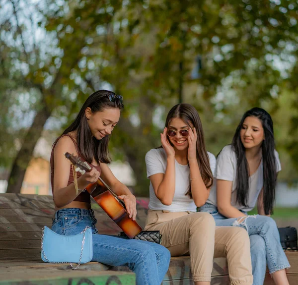 Belos Amigos Ggirl Youn Estão Sorrindo Ouvi Tocar Guitarra — Fotografia de Stock