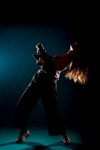 巻き毛の少女が演じる芸術舞踊の動き — ストック写真