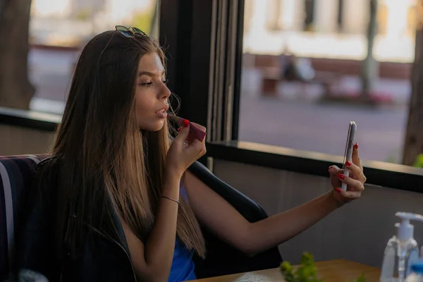 Utrolig Attraktiv Ung Jente Ser Seg Selv Telefonen Mens Hun – stockfoto